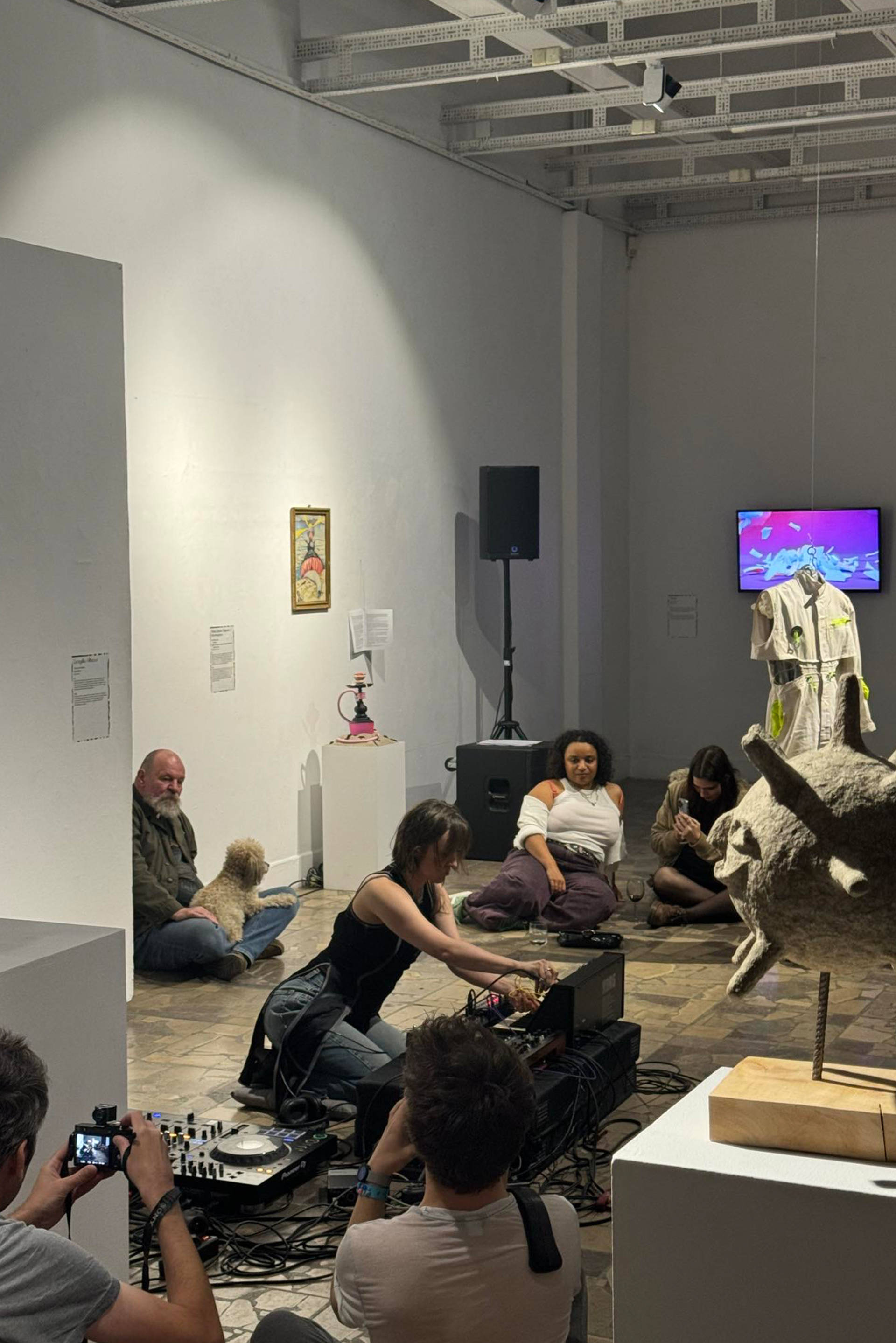 Photo VOLA default during her musical performance